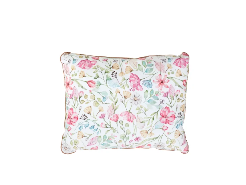 Packshot poduszki dekoracyjnej z kolekcji Floral (PINIO47192), biała z wielokolorowym wzorem kwiatowym w odcieniach różu, błękitu i zieleni, standardowy rozmiar prostokątnej poduszki