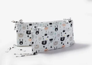 Ochraniacz do łóżeczka z kolekcji Pinio Misie, biały z kolorowym nadrukiem leśnych zwierząt (misie, króliki, lisy), rozmiar 120 cm, packshot na białym tle