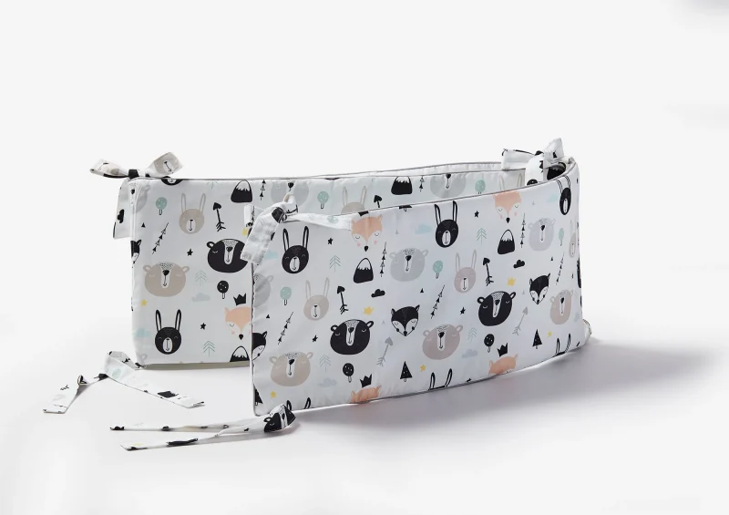 Ochraniacz do łóżeczka z kolekcji Pinio Misie, biały z kolorowym nadrukiem leśnych zwierząt (misie, króliki, lisy), rozmiar 120 cm, packshot na białym tle