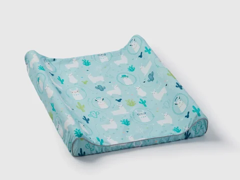 Przewijak niemowlęcy z kolekcji Pinio Lamy, jasnoniebieski z wzorem lam, kaktusów, motyli i innych elementów, rozmiar 120x47 cm, packshot na białym tle