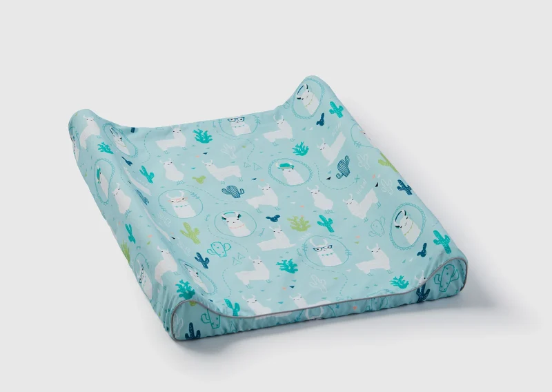 Przewijak niemowlęcy z kolekcji Pinio Lamy, jasnoniebieski z wzorem lam, kaktusów, motyli i innych elementów, rozmiar 120x47 cm, packshot na białym tle
