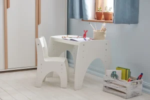 Biurko z krzesłem dla dzieci z kolekcji Pinio Klips, w kolorze białym, rozmiar dziecięcy odpowiedni dla małych dzieci, zdjęcie lifestyle w aranżacji pokoju