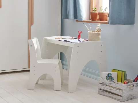 Biurko z krzesłem dla dzieci z kolekcji Pinio Klips, w kolorze białym, rozmiar dziecięcy odpowiedni dla małych dzieci, zdjęcie lifestyle w aranżacji pokoju