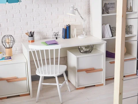 Biurko z szufladą i krzesło z kolekcji Pinio w kolorze białym z drewnianymi uchwytami, zestawione z szafką boczną i wysokim regałem, aranżacja lifestyle (nie packshot), meble białe z naturalnymi akcentami