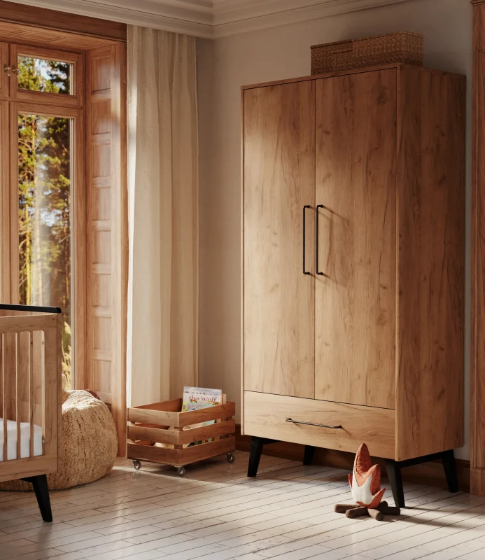 Szafa dwudrzwiowa z szufladą dolną z kolekcji Retro Baby, w kolorze naturalnego jasnego drewna, na czarnych nóżkach i uchwytach, standardowy rozmiar mebla