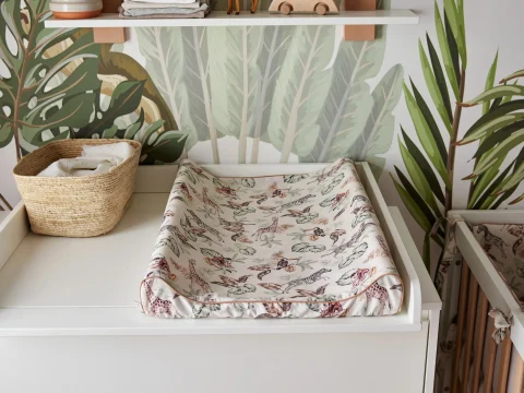 Biała komoda z przewijakiem z kolekcji Swing Baby w kolorze białym, mebel z szufladami i matą przewijającą na blacie, zdjęcie lifestyle (nie packshot), rozmiar nieokreślony