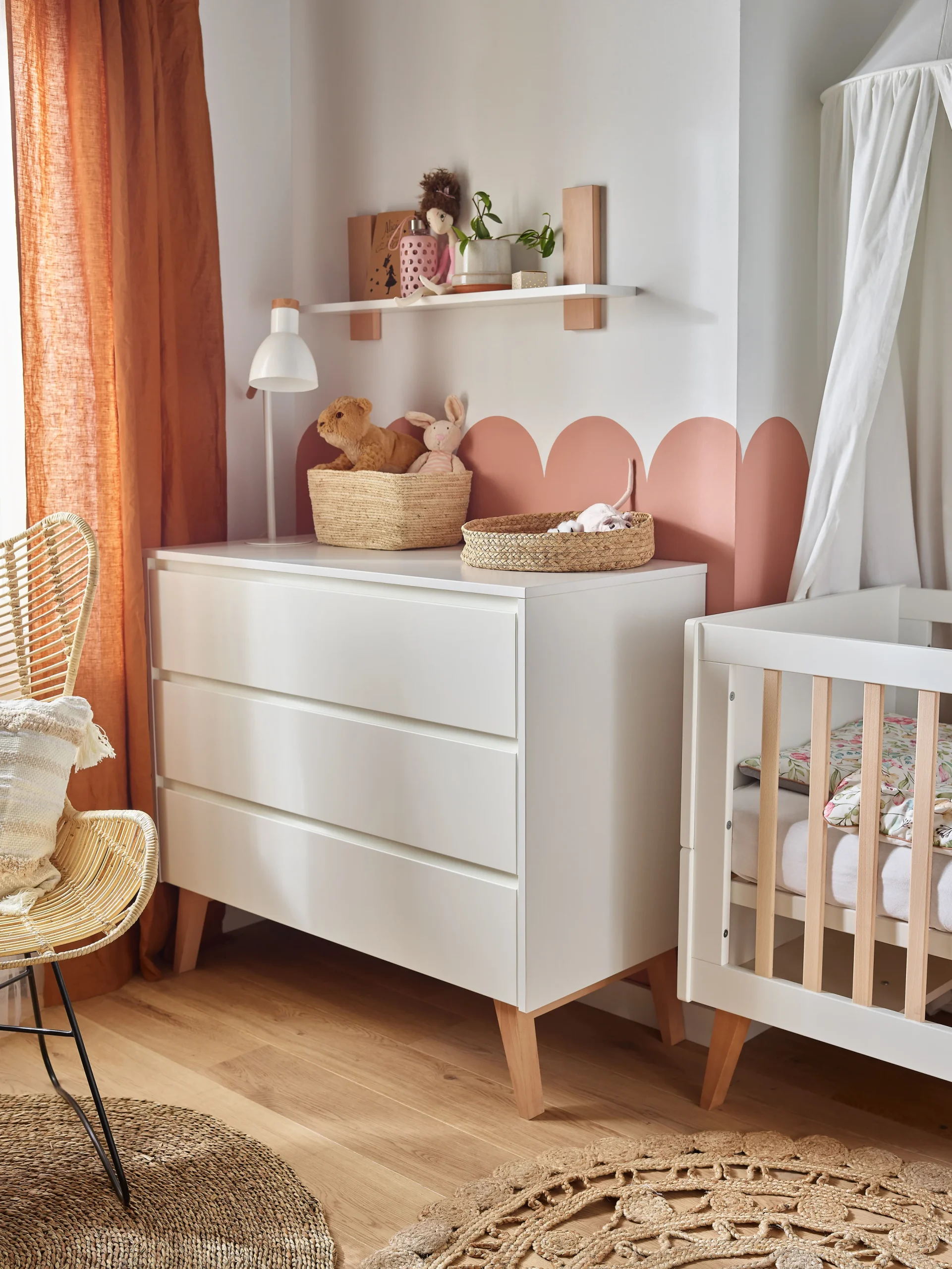Komoda z trzema szufladami z kolekcji Swing white w kolorze białym, na drewnianych nóżkach
