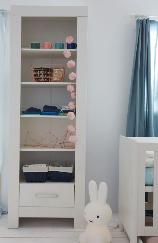 Wysoki biały regał z otwartymi półkami i dwiema szufladami na dole z kolekcji Calmo, kolor biały, standardowy rozmiar, zdjęcie lifestyle (nie packshot)